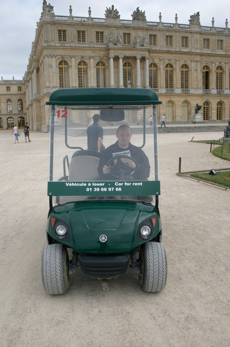 Взяли электромобиль на прокат для прогулки по Версальскому саду