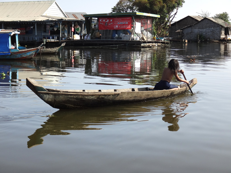 девочка в лодке камбоджа