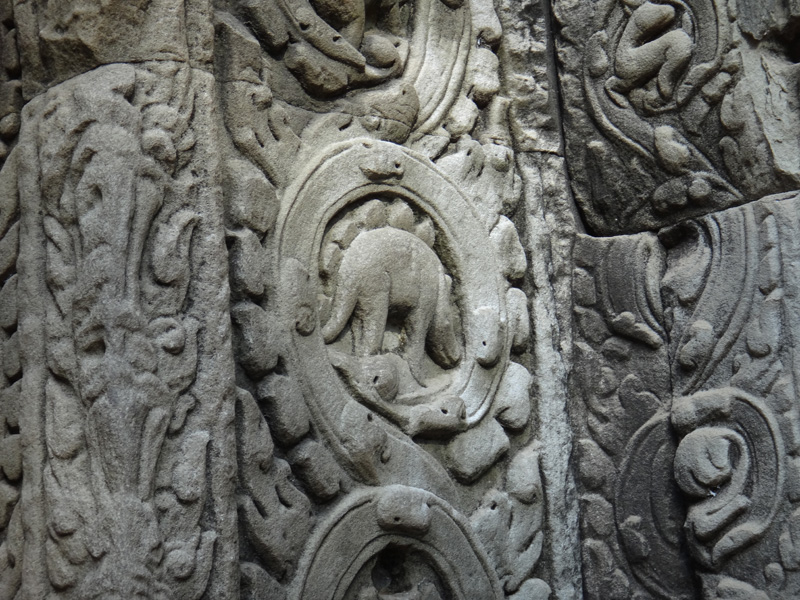 динозавр на стене храма камбоджа