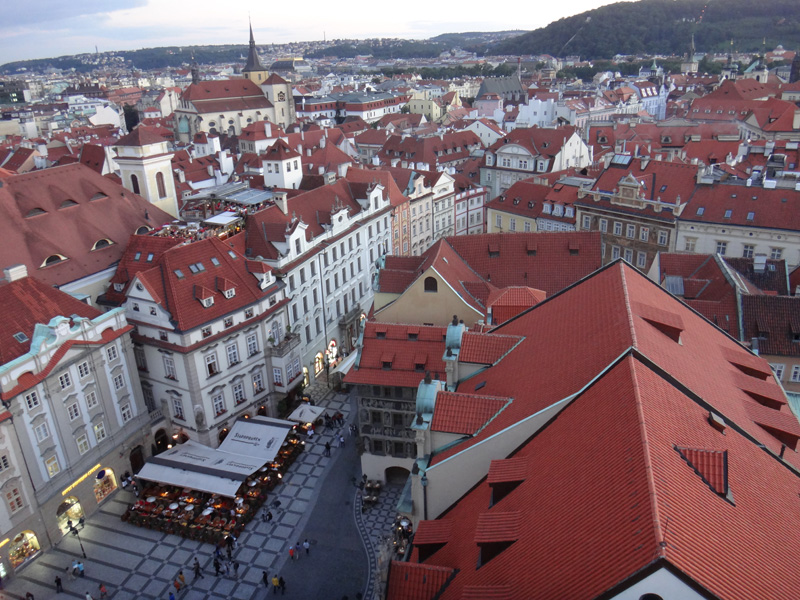 красные крыши в Праге