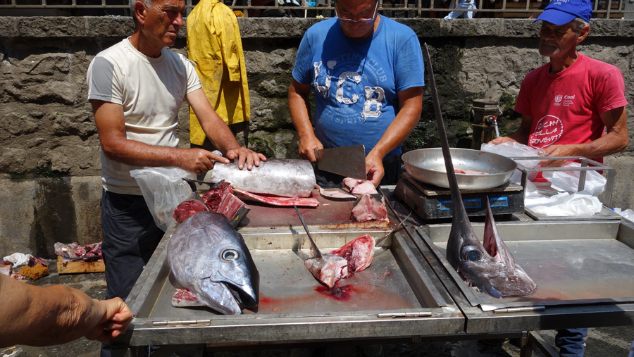 утренний рыбный рынок в Катании