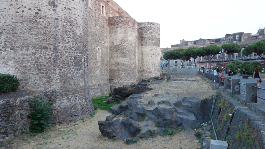подступы к крепости Урсино, Сицилия