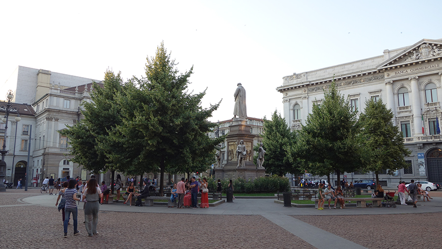 площадь с памятником Леонардо Да Винчи Милан