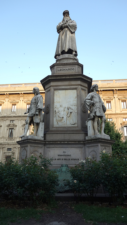 памятник Леонардо Да Винчи Милан