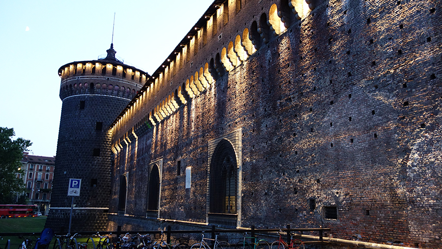 подсветка замка ночью Милан