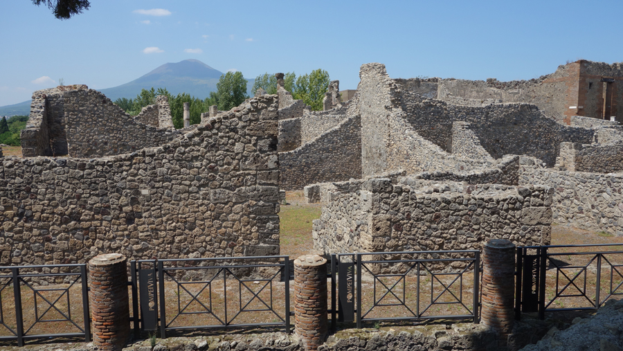 античный город Помпеи в Италии