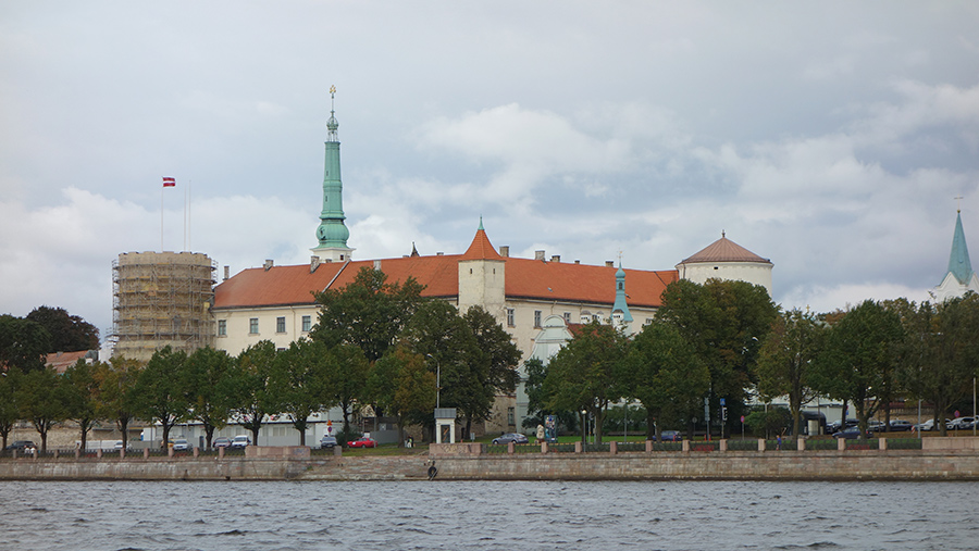 Рижский замок со стороны реки