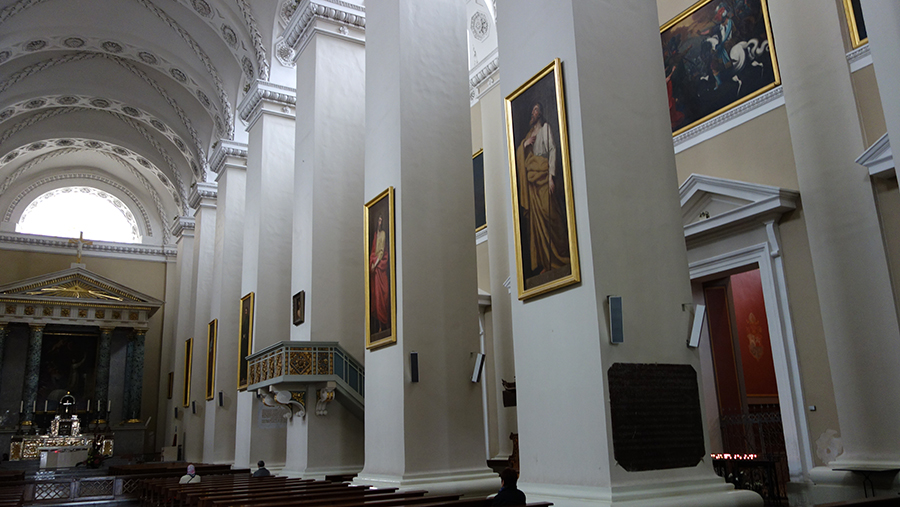 внутри кафедрального собора Вильнюс