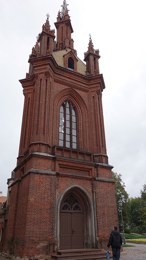 кирпичный католический собор Вильнюс