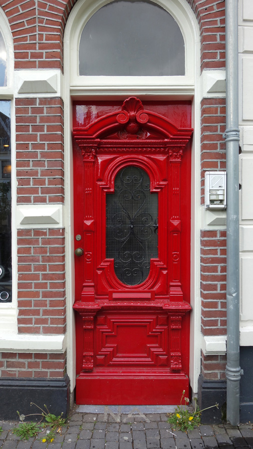 голландская красная дверь