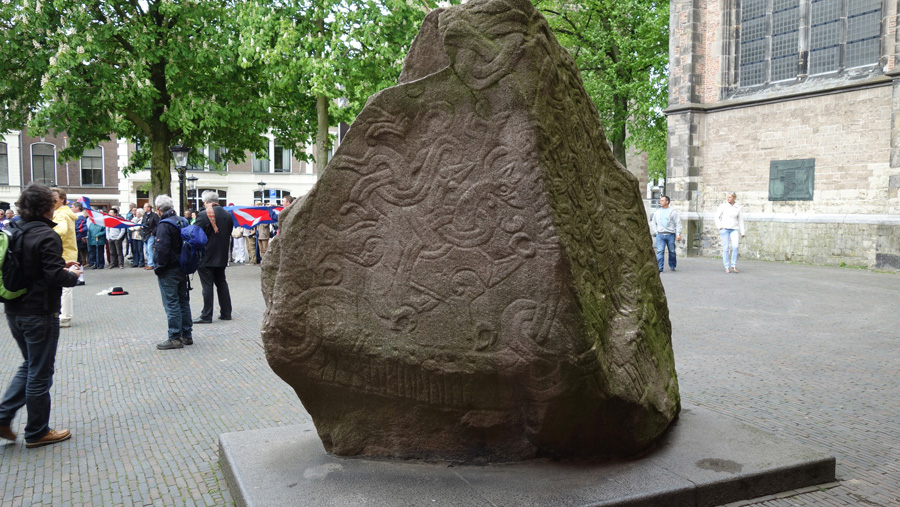 камень с рунами на Домской площади