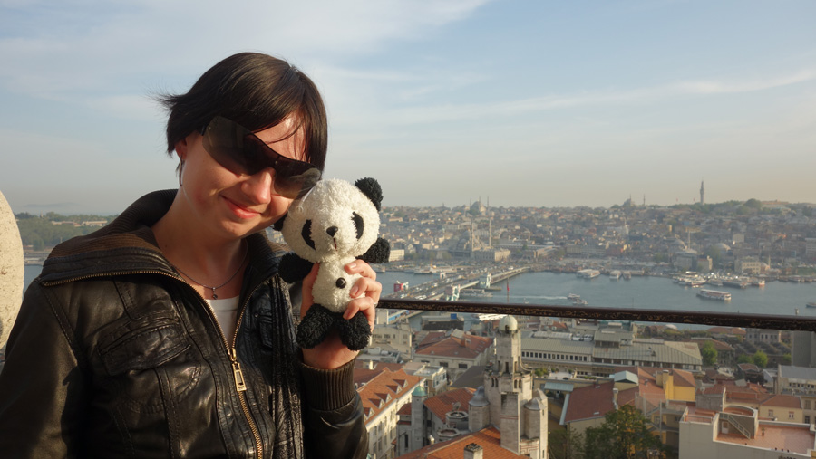 Анечка с пандой на фоне Стамбула