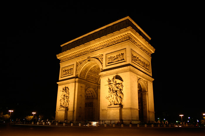 Триумфальная арка ночью.
