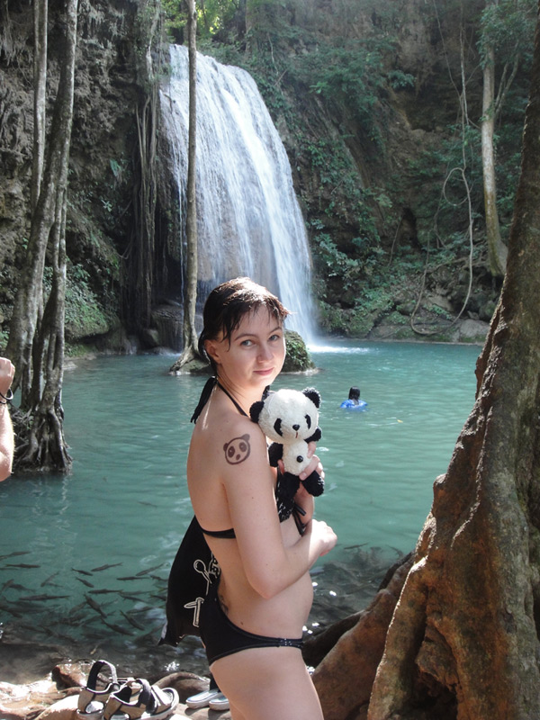 анечка с пандой на водопадах тайланда