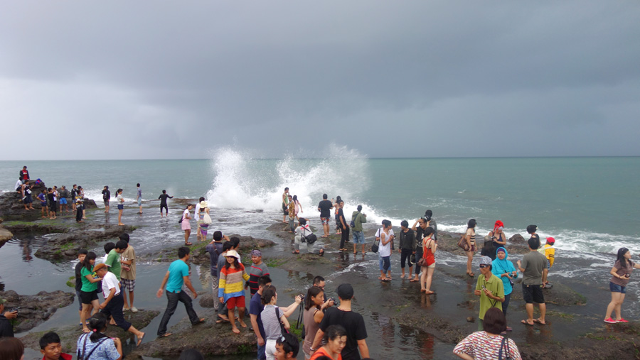 туристы Tanah Lot