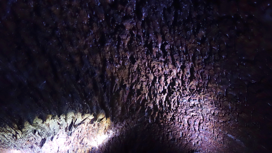 потолок вулканической пещеры