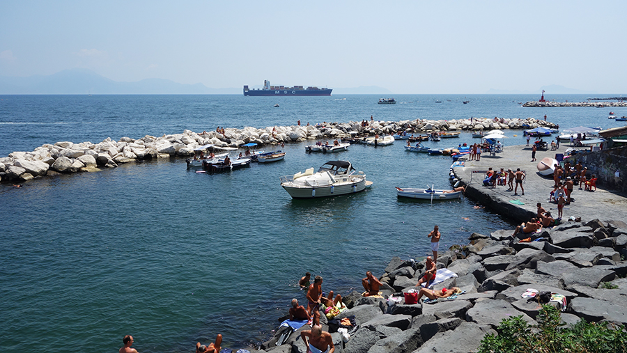 купание местных жителей в Неаполе