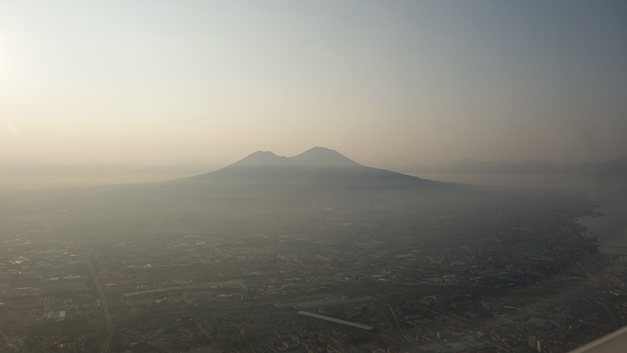 Неаполь и Везувий вид с самолета