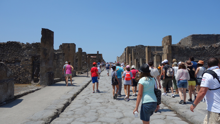туристы в Помпеях