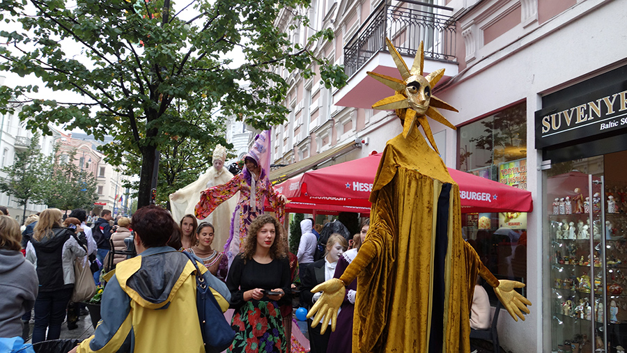 шествие в Вильнюсе на проспекте Гедиминоса
