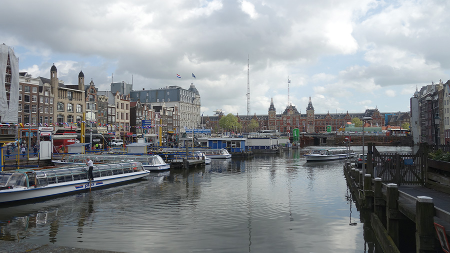 причал экскурсионных кораблей в Амстердаме