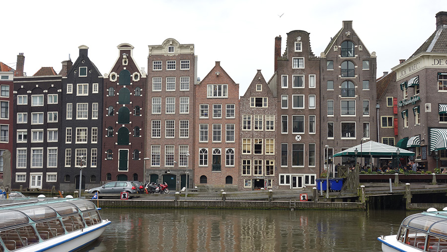дома у причала Амстердам