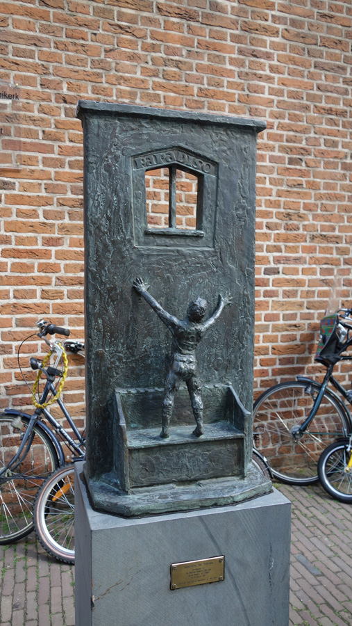скульптура дверь в рай Утрехт