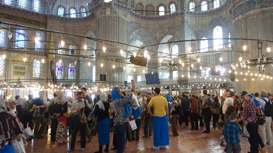 туристы внутри Султанахмета