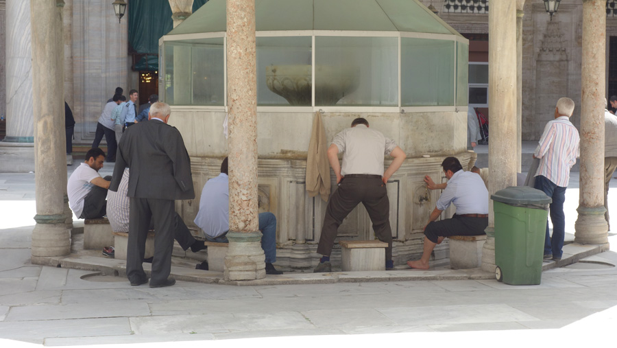 омывание ног во дворе мечети