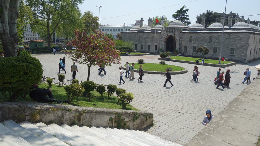 площадь у университета Стамбула