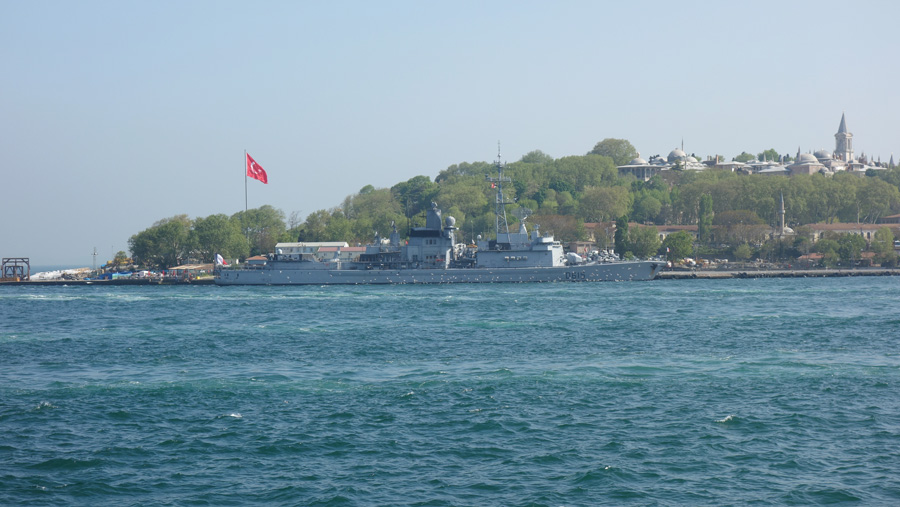 военный корабль в Стамбуле