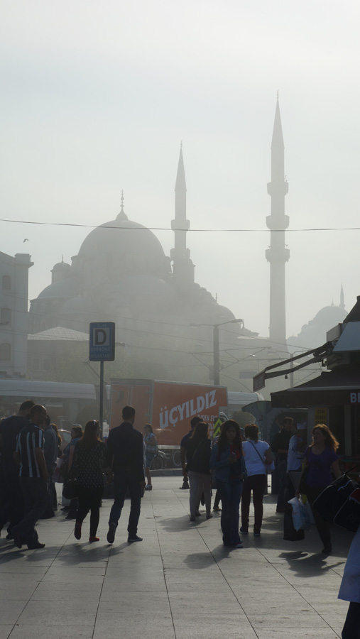 образ мечети в тумане